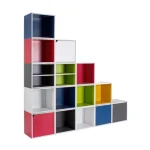 Okrasna kocka CUBO 3 siva . Okrasna kocka CUBO 3 je eleganten kos pohištva, ki popestri vaš prostor. Njen poseben dizajn vas bo navdušil, saj prinese