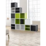 Okrasna kocka CUBO 3 zelena . Okrasna kocka CUBO 3 v zeleni barvi je eleganten kos pohištva, ki popestri vaš prostor. Njen poseben dizajn vas bo navdušil,