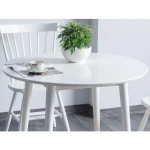 Okrogla jedilna miza LARS . Okrogla jedilna miza LARS je enostavnnega videza. Zato se bo podala v vsak prostor. Mizna plošča je narejena iz MDF-ja, podnožje