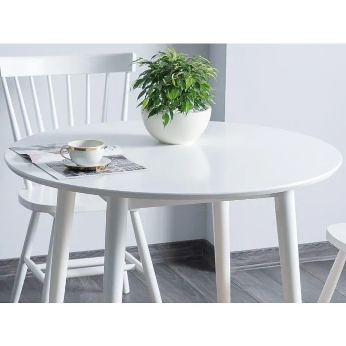 Okrogla jedilna miza LARS Okrogla jedilna miza LARS . Okrogla jedilna miza LARS je enostavnnega videza. Zato se bo podala v vsak prostor. Mizna plošča je narejena iz MDF-ja, podnožje