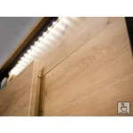 Elegantna omara KVIN ima 4 globoke predale. Tridimenzionalni značaj front je dodatno poudarila LED osvetlitev (vključena v ceno). Ima moderen dizajn s