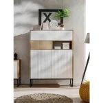 Omara ZOELA 2 . Omara ZOELA je moderno oblikovana in elegantnega videza. Brez ročajev, odpiranje po sistemu push to open. V beli mat barvi s kombinacijo lesa.