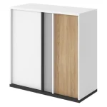 Omarica MELI . Nizka dvokrilna omarica MELI je modernega videza. Primerna je za vsak prostor, saj ima brezčasen dizajn. Material: - Laminirana plošča -