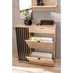 Omarica za čevlje BENO . Omarica za čevlje BENO je elegantna ter atraktivna. Moderen dizajn v barvi svetlega hrasta z dodatkom lamel v črni mat barvi, se bo