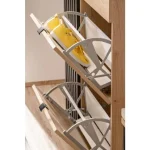 Omarica za čevlje BENO . Omarica za čevlje BENO je elegantna ter atraktivna. Moderen dizajn v barvi svetlega hrasta z dodatkom lamel v črni mat barvi, se bo