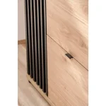 Omarica za čevlje BENO . Omarica za čevlje BENO je elegantna ter atraktivna. Moderen dizajn v barvi svetlega hrasta z dodatkom lamel v črni mat barvi, se bo