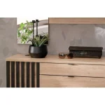 Omarica za čevlje BENO . Omarica za čevlje BENO je elegantna ter atraktivna. Moderen dizajn v barvi svetlega hrasta z dodatkom lamel v črni mat barvi, se bo