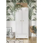 Otroška soba MOLLY . Otroška soba MOLLY je narejena iz kvalitetne laminirane plošče s ABS robovi. V ceni je vključeno: 1 x garderobna omara (Dvovratna