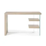 Pisalna miza BILBAO je dobavljiva v barvi lesa. Hrbet in desna stranica sta iz kaljenega stekla, debeline 10mm. Vrh, police in leva stran pa so iz MDF