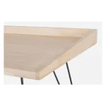 Pisalna miza DISTRICT je sestavljena iz kovinskih nog in lesene mizne plošče. Dimenzije: širina: 142cm globina: 61cm višina: 78cm