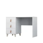 Pisalna miza LOVY je primerna za vse otroške in mladinske sobe. Dobavljiva je v beli barvi, ročaji pa so iz naravnega usnja. Narejena je iz laminirane