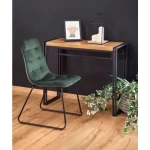 Pisarniška miza MATEJ . Pisarniška miza MATEJ je moderna in praktična miza, izdelana iz MDF-ja in kovine. Z dizajnom v barvi zlatega hrasta in elegantnimi