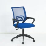 Pisarniški stol DISCO modra . Pisarniški stol DISCO modra je vrtljiv stol, ki je nastavljiv po višini. Zagotavlja popolnoma zanesljivo uporabo ter