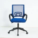 Pisarniški stol DISCO modra . Pisarniški stol DISCO modra je vrtljiv stol, ki je nastavljiv po višini. Zagotavlja popolnoma zanesljivo uporabo ter