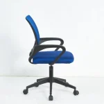 Pisarniški stol DISCO modra . Pisarniški stol DISCO modra je vrtljiv stol, ki je nastavljiv po višini. Zagotavlja popolnoma zanesljivo uporabo ter