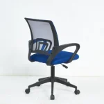 Pisarniški stol DISCO modra . Pisarniški stol DISCO modra je vrtljiv stol, ki je nastavljiv po višini. Zagotavlja popolnoma zanesljivo uporabo ter