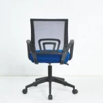 Pisarniški stol DISCO modra . Pisarniški stol DISCO modra je vrtljiv stol, ki je nastavljiv po višini. Zagotavlja popolnoma zanesljivo uporabo ter