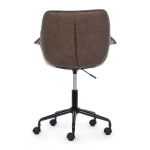 Pisarniški stol JOSHUA rjava . Pisarniški stol JOSHUA je dobavljiv v rjavi barvi. Ogrodje je kovinsko, oblečeno v plastiko. Sedež je iz umetnega usnja.