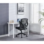 Pisarniški stol LAMA . Pisarniški stol LAMA je klasičen vendar moderen stol. Stol je prekrit z mrežasto tkanino in plastičnem podnožjem. Stol je vrtljiv,