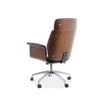 Pisarniški stol LEWIS . Pisarniški stol LEWIS je zelo eleganten in udoben stol, ki lepo sovpada s tako klasičnim kot sodobnim pohištvom. Je vrtljiv in