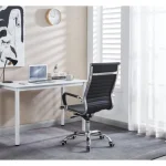 Pisarniški stol MATT je narejen iz umetnega usnja z krom podnožjem ter rokonasloni. Primeren je za v pisarno ter prav tako domačo uporabo. Material: -