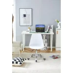 Pisarniški stol ROBI v beli barvi je udoben ter elegantnega videza. Stol je vrtljiv ter nastavljiv na višino. Naslon za hrbet je iz plastike, sedalni del je