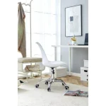 Pisarniški stol ROBI v beli barvi je udoben ter elegantnega videza. Stol je vrtljiv ter nastavljiv na višino. Naslon za hrbet je iz plastike, sedalni del je