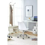 Pisarniški stol ROBI v beli barvi je udoben ter elegantnega videza. Stol je vrtljiv ter nastavljiv na višino. Naslon za hrbet je iz plastike, sedalni del je