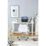 Pisarniški stol ROBI v beli barvi je udoben ter elegantnega videza. Stol je vrtljiv ter nastavljiv na višino. Naslon za hrbet je iz plastike, sedalni del je