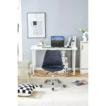 Pisarniški stol ROBI v črni barvi je udoben ter elegantnega videza. Stol je vrtljiv ter nastavljiv na višino. Naslon za hrbet je iz plastike, sedalni del je