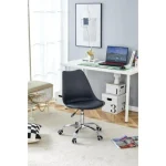 Pisarniški stol ROBI v črni barvi je udoben ter elegantnega videza. Stol je vrtljiv ter nastavljiv na višino. Naslon za hrbet je iz plastike, sedalni del je