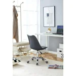 Pisarniški stol ROBI v črni barvi je udoben ter elegantnega videza. Stol je vrtljiv ter nastavljiv na višino. Naslon za hrbet je iz plastike, sedalni del je