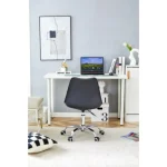 Pisarniški stol ROBI v črni barvi je udoben ter elegantnega videza. Stol je vrtljiv ter nastavljiv na višino. Naslon za hrbet je iz plastike, sedalni del je