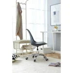 Pisarniški stol ROBI v črni barvi je udoben ter elegantnega videza. Stol je vrtljiv ter nastavljiv na višino. Naslon za hrbet je iz plastike, sedalni del je