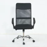 Pisarniški stol WOLF črna . Pisarniški stol WOLF črna je eden izmed najbolj klasičnih, vendar udobnih pisarniških stolov. Primeren je za domačo ter