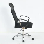 Pisarniški stol WOLF črna . Pisarniški stol WOLF črna je eden izmed najbolj klasičnih, vendar udobnih pisarniških stolov. Primeren je za domačo ter