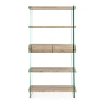 Poličnik KENYA je dobavljiv v natur barvi lesa. Sestavljen je iz kaljenega stekla debeline 12mm. Police so iz MDF plošče- videz lesa. Dimenzije: širina: