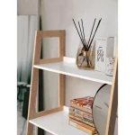 Poličnik 4P BROOKLYN 2 . Poličnik 4P BROOKLYN 2 je narejen iz lesenega okvirja in belimi mat policami. Material: - Les Dimenzije: širina: 62cm globina: 38cm