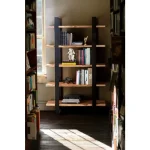 Poličnik ARTUR ima police iz akacijevega lesa, okvir je iz kovine. Material: - Akacijev les - Kovina Barva: - Črne noge - Les Dimenzije: širina: 110cm