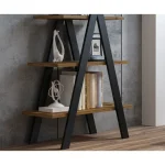 Poličnik LIAM . Poličnik LIAM je narejen iz kvalitetne laminirane plošče v barvi hrasta s črno barvo. Material: - Laminirana plošča Barve: - Hrast /