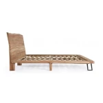 Postelja 2P ARON . Postelja 2P ARON ima okvir iz lesa in noge iz jekla. Ker se obdeluje ročno, so oblike in velikosti, ki jih tvori les, samo okvirne.