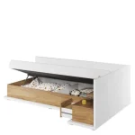 Postelja TRNULJČICA je udobna in praktična enojna postelja v modernem stilu. Brezčasna kombinacija bele barve in dekorja s toplo barvo lesa naredi posteljo