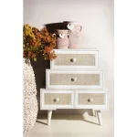 Predalnik 2C-2C MONTIEL . Predalnik 2C-2C MONTIEL je narejen iz MDF-ja, sprednja stran predala je oblečena v tkanino, noge so iz kovine. Ima štiri elegantne