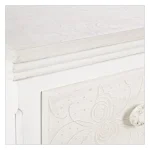 Predalnik 3C CLORINE . Predalnik 3C CLORINE v rustičnem slogu vas bo navdušil. Predalnik ima 3 predale. Dobavljiv je v beli barvi z dodanim motivom cvetic.