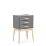 Predalnik 3C ORDINARY siva . Predalnik ORDINARY 3C siva je eleganten kos pohištva, ki popestri vašo prostor. Noge so narejene iz borovega lesa z MDF