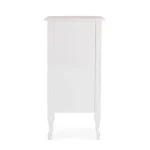 Predalnik JUSTINE, je eleganten in kakovosten kos pohištva. Okvir je narejen iz lesa pavlovnije in furnirja. Plošča je narejena iz MDF-ja. Ima kovinske