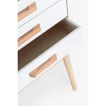 Predalnik 5C ORDINARY bela . Predalnik 5C ORDINARY bela je edinstven in prefinjen kos pohištva, Izdelan je iz trpežnega borovega lesa, kar zagotavlja