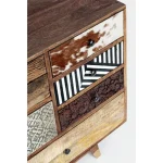 Predalnik 7C DHAVAL . Predalnik 7C DHAVAL ima okvir iz lesa in MDF-ja. Ima jeklene ročaje. Material: - Les - MDF - Jekleni ročaji Barve: - Les - Mešane