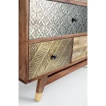 Predalnik 7C DHAVAL . Predalnik 7C DHAVAL ima okvir iz lesa in MDF-ja. Ima jeklene ročaje. Material: - Les - MDF - Jekleni ročaji Barve: - Les - Mešane