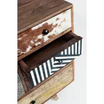 Predalnik 7C DHAVAL . Predalnik 7C DHAVAL ima okvir iz lesa in MDF-ja. Ima jeklene ročaje. Material: - Les - MDF - Jekleni ročaji Barve: - Les - Mešane